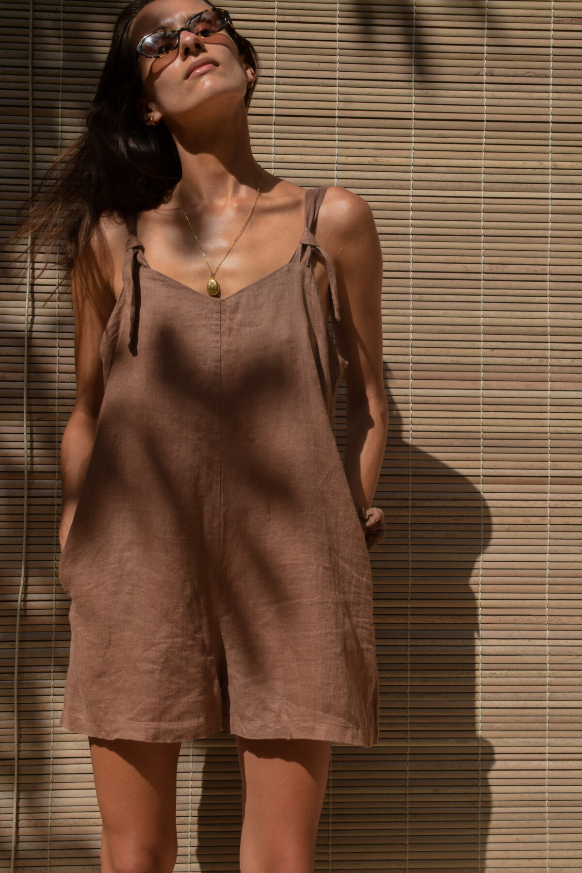LINEN SHORT JUMPSUIT - SOIL - obrazek 5